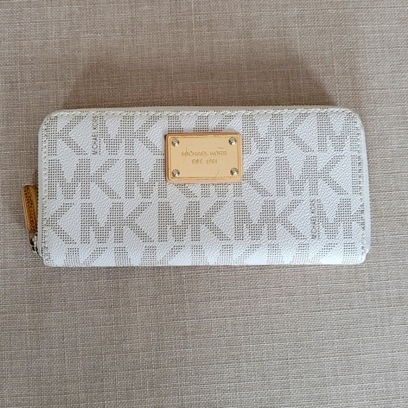 Micheal Kors full size wallet - Picture 1 of 5